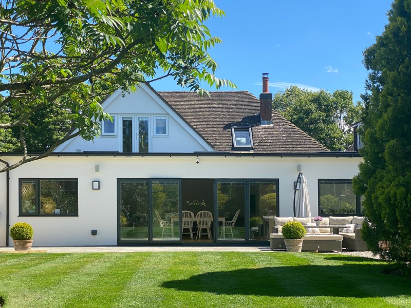 Private house with folding panoramic doors